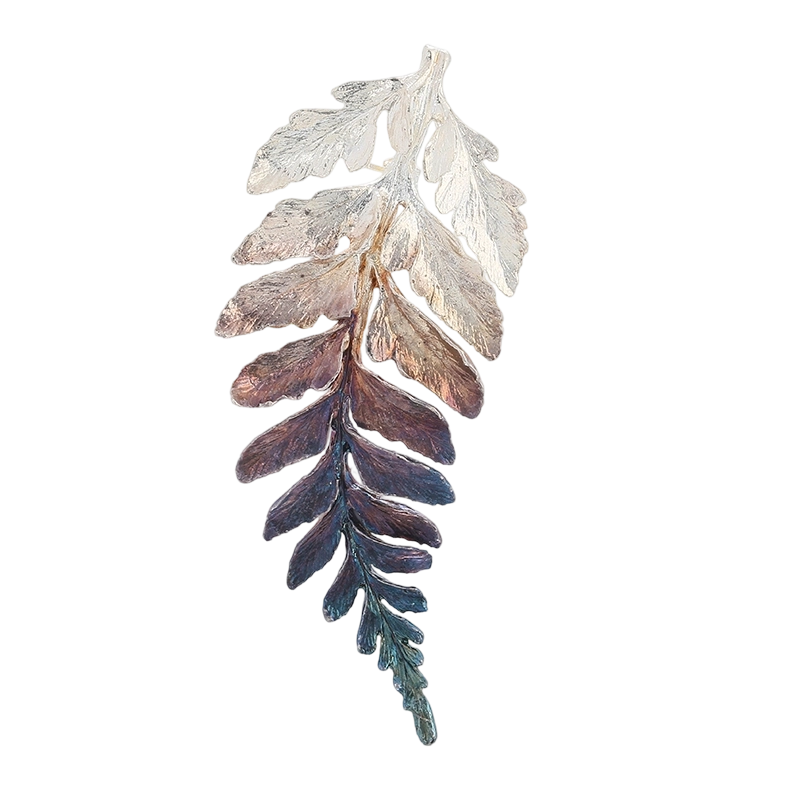 Broche artesanal em prata de lei 925 com formato de folha, c&oacute;digo C00612.